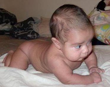 koliko mjeseci dijete počinje držati glavu