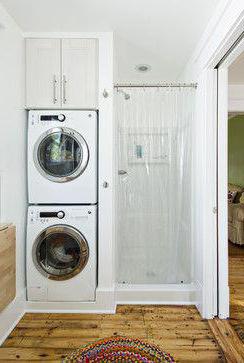 Stroj za pranje rublja u ormaru u kupaonici. Kupaonski namještaj
