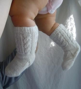 Pouke za rukavice za mlade majke: kako pletu čarape za novorođenče s iglom za pletenje