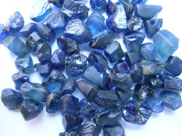 Sapphire kamene svojstva: amajlija koja donosi sreću