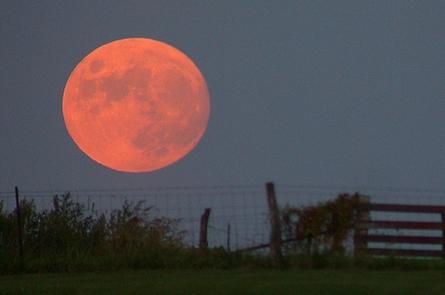 Zašto mjesec crveni tijekom izlaska ili zalaska sunca?