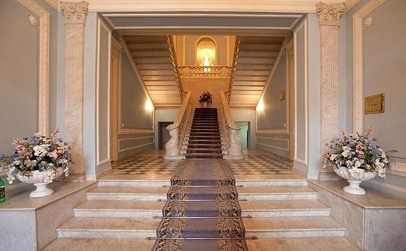 Palača vjenčanja na Promenade des Anglais je omiljeno mjesto za mladence Sankt Peterburg