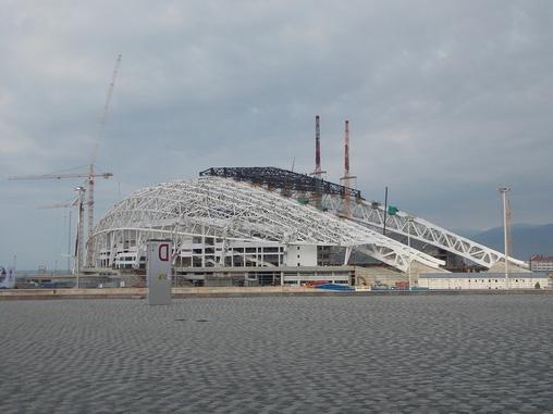 Olimpijski stadion "Fisht" izgleda sjajno u pozadini istoimene planine
